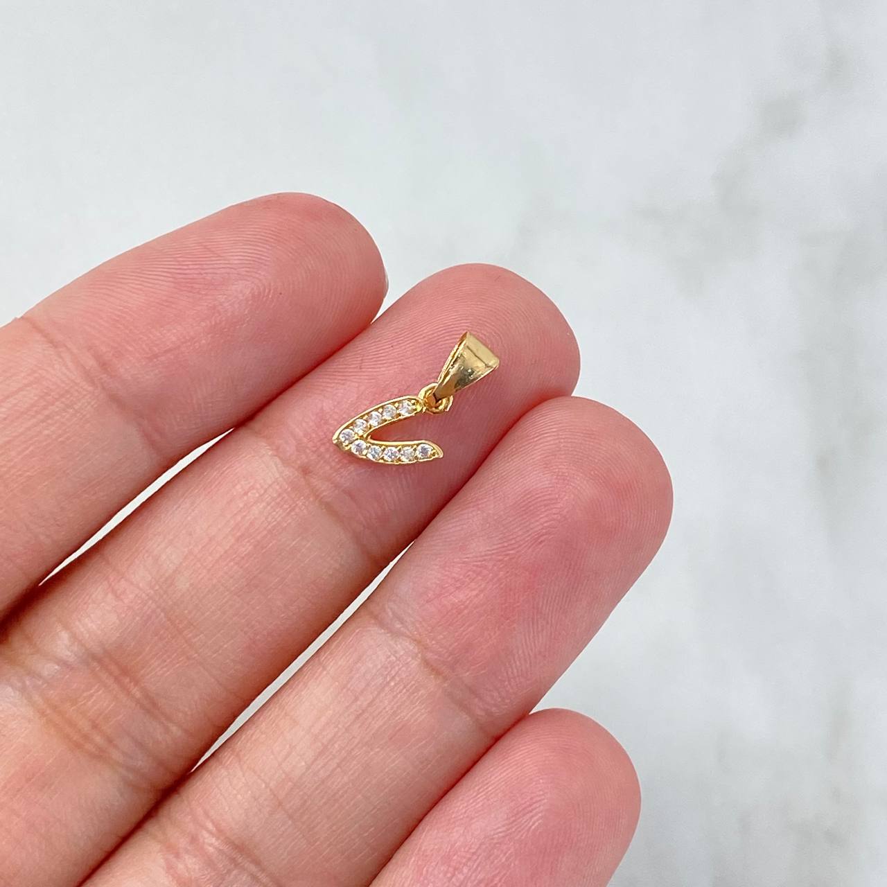 Dije Letra V Silueta 0.3gr / 1.3cm / Circones Blancos Oro Amarillo