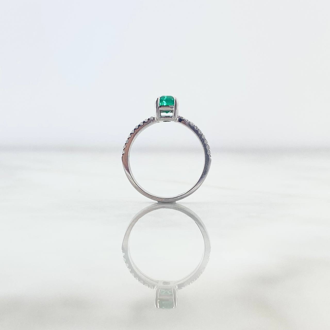 Anillo Solitario Cojin Doble Linea 3.35gr / T5 3/4 / Esmeralda 62pts / Diamantes Blancos 70pts Oro Blanco (Joya) ©