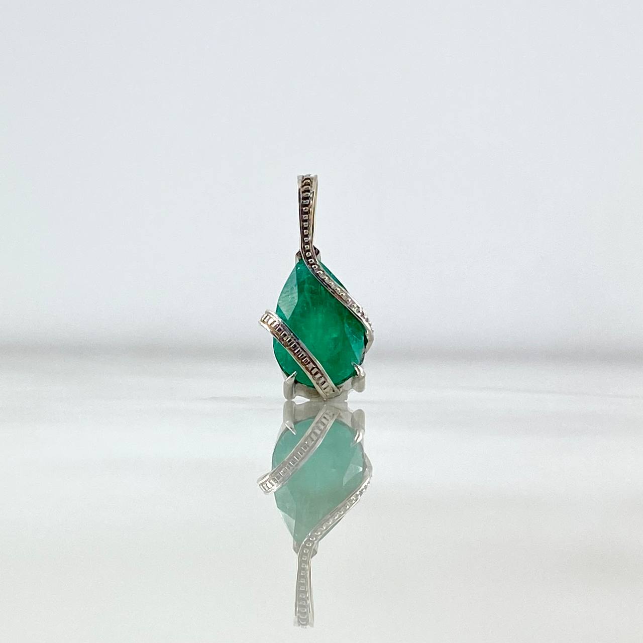 Dije Pera Hilada 4.75gr / 2.3cm / Esmeralda 3.70 QTS Oro Blanco (Joya) ©