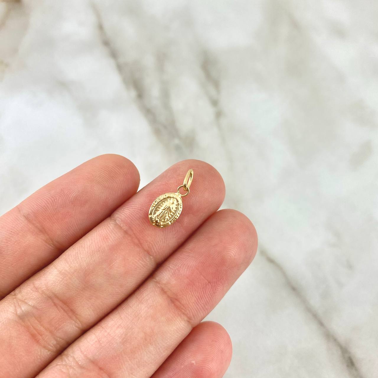 Dije Virgen Guadalupe 0.35gr / 1.5cm / Troquelado Ovalado Oro Amarillo