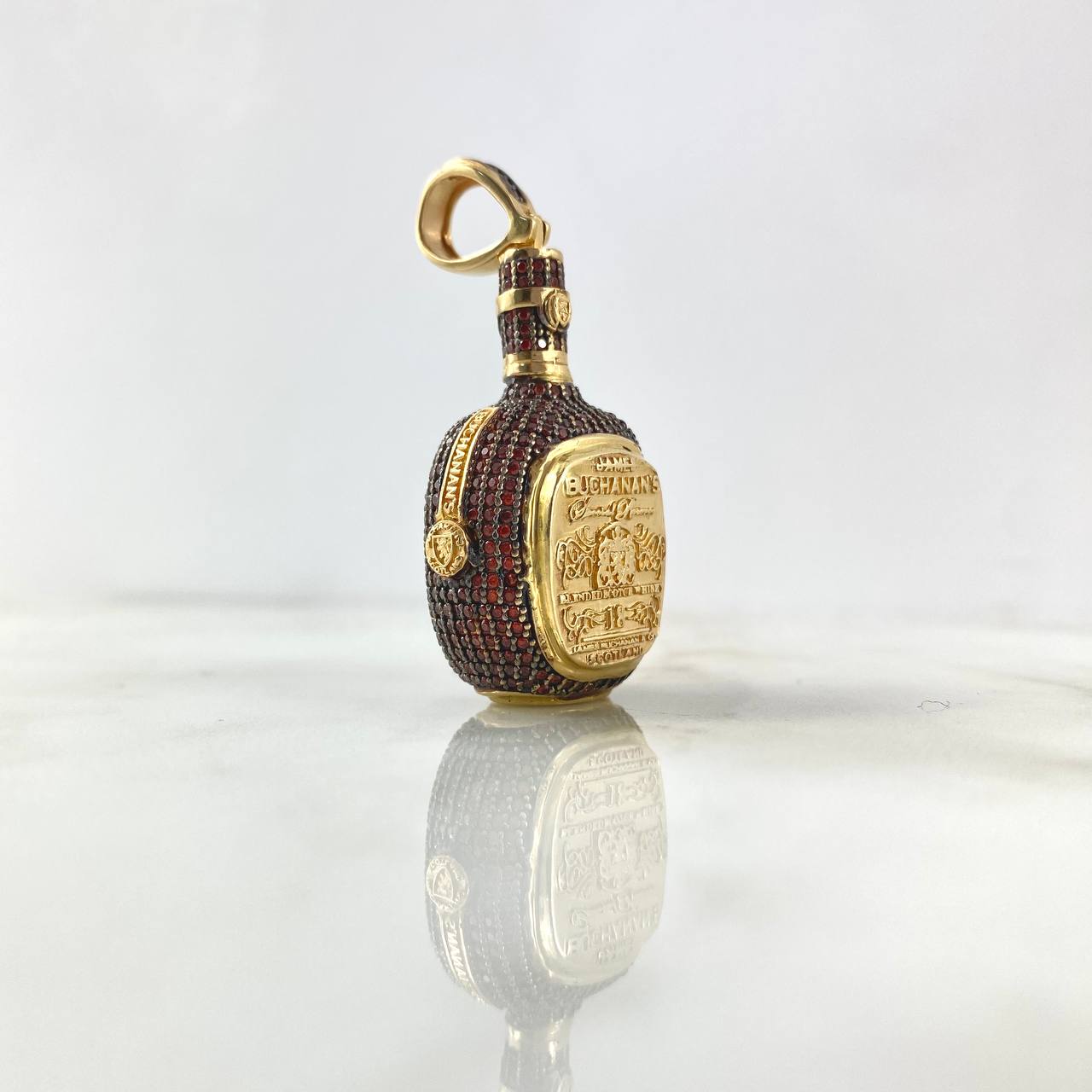 Dije Botella Buchanan's 22.75gr / 4.8cm / Circones Naranajados Oro Amarillo ©