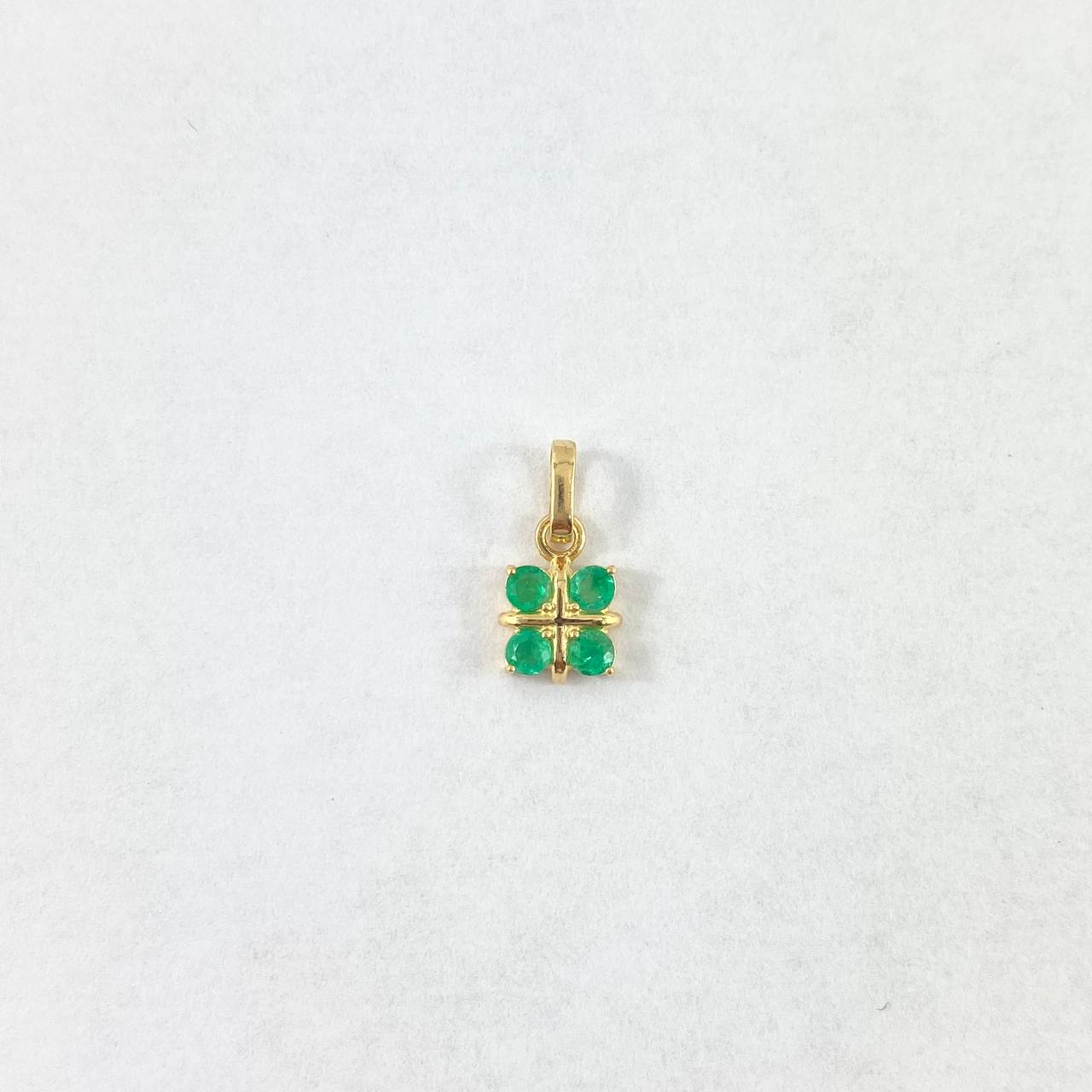 Dije Flor Regalo Esmeraldas 35pts 1.15gr / 1.5cm / Oro Amarillo 18K