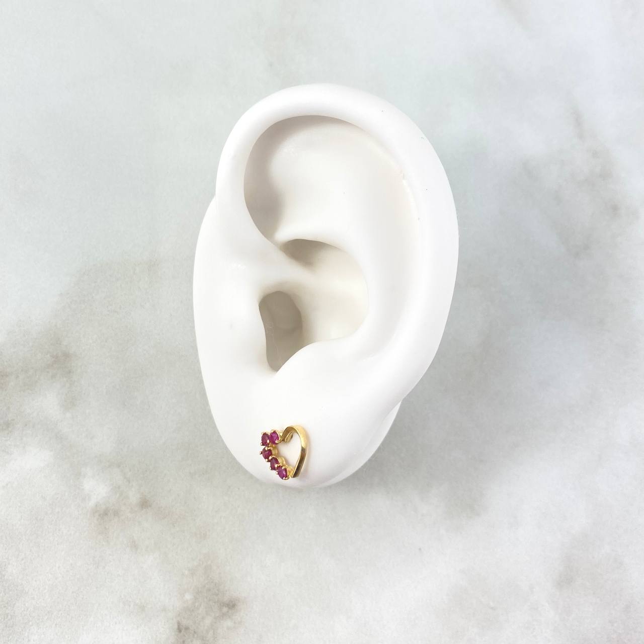 Topos Corazón Silueta 1.2gr / 0.9cm / Mitad Rubíes 21pts Oro Amarillo (Joya) ©