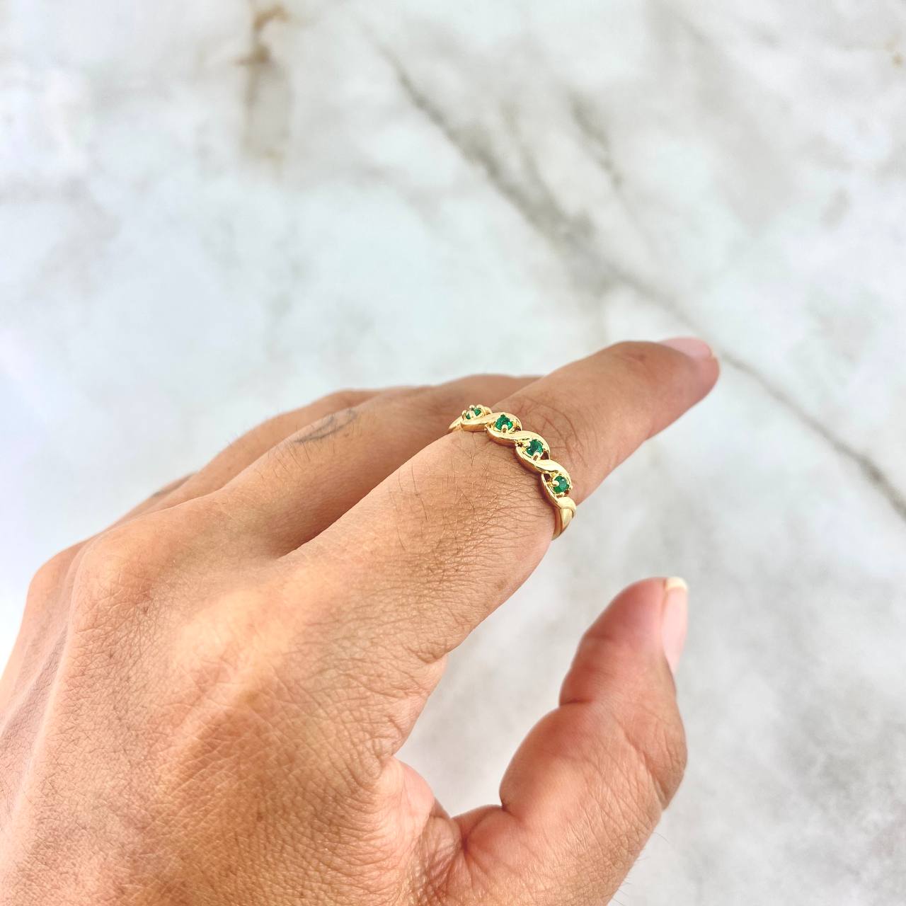 Anillo Puntos Entrelazados 2.2gr / T6 1/2 / Esmeraldas 12pts Oro Amarillo (Joya)