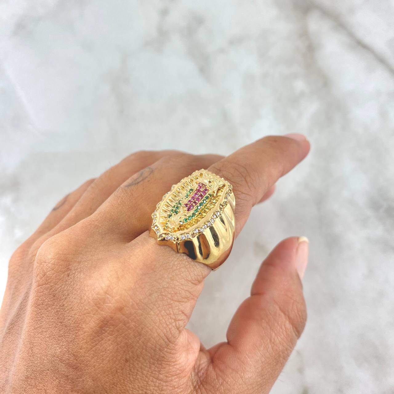 Anillo Virgen Guadalupe 11.7gr / T9 3/4 / Circones Blancos. Verdes y Fucsias Oro Amarillo