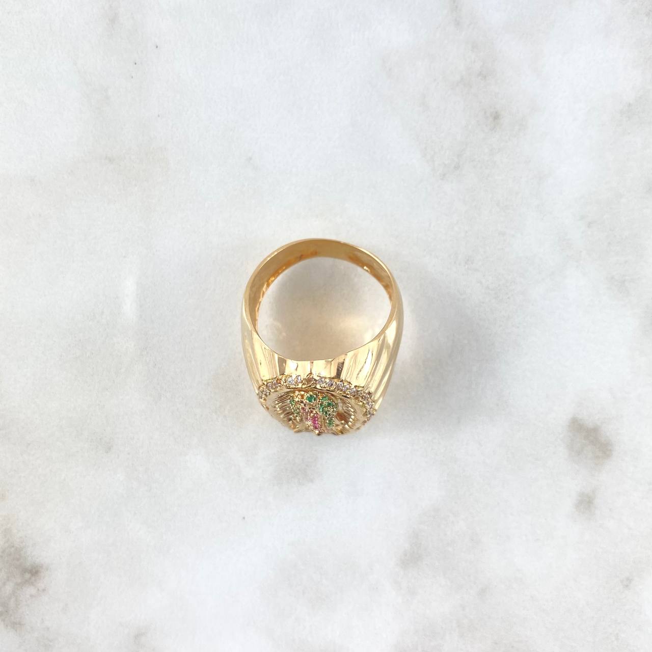 Anillo Virgen Guadalupe 11.7gr / T9 3/4 / Circones Blancos. Verdes y Fucsias Oro Amarillo