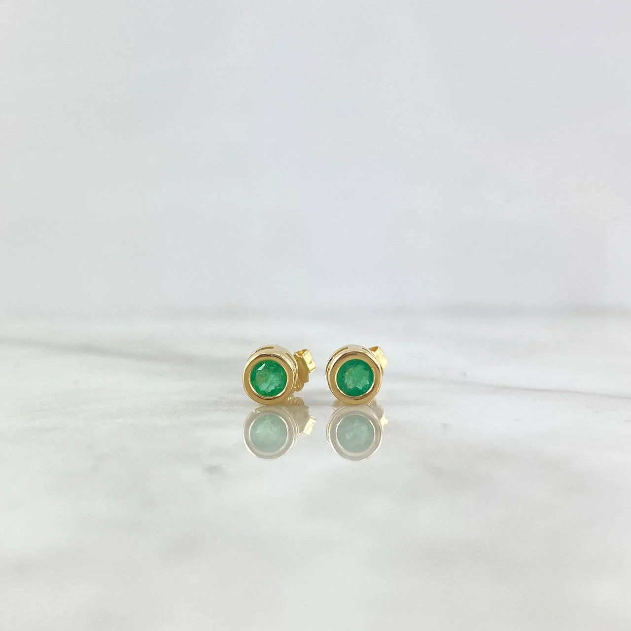 Topos Aro 30 Pts Esmeralda 1.1 g / 4.65 mm Oro Amarillo 18K