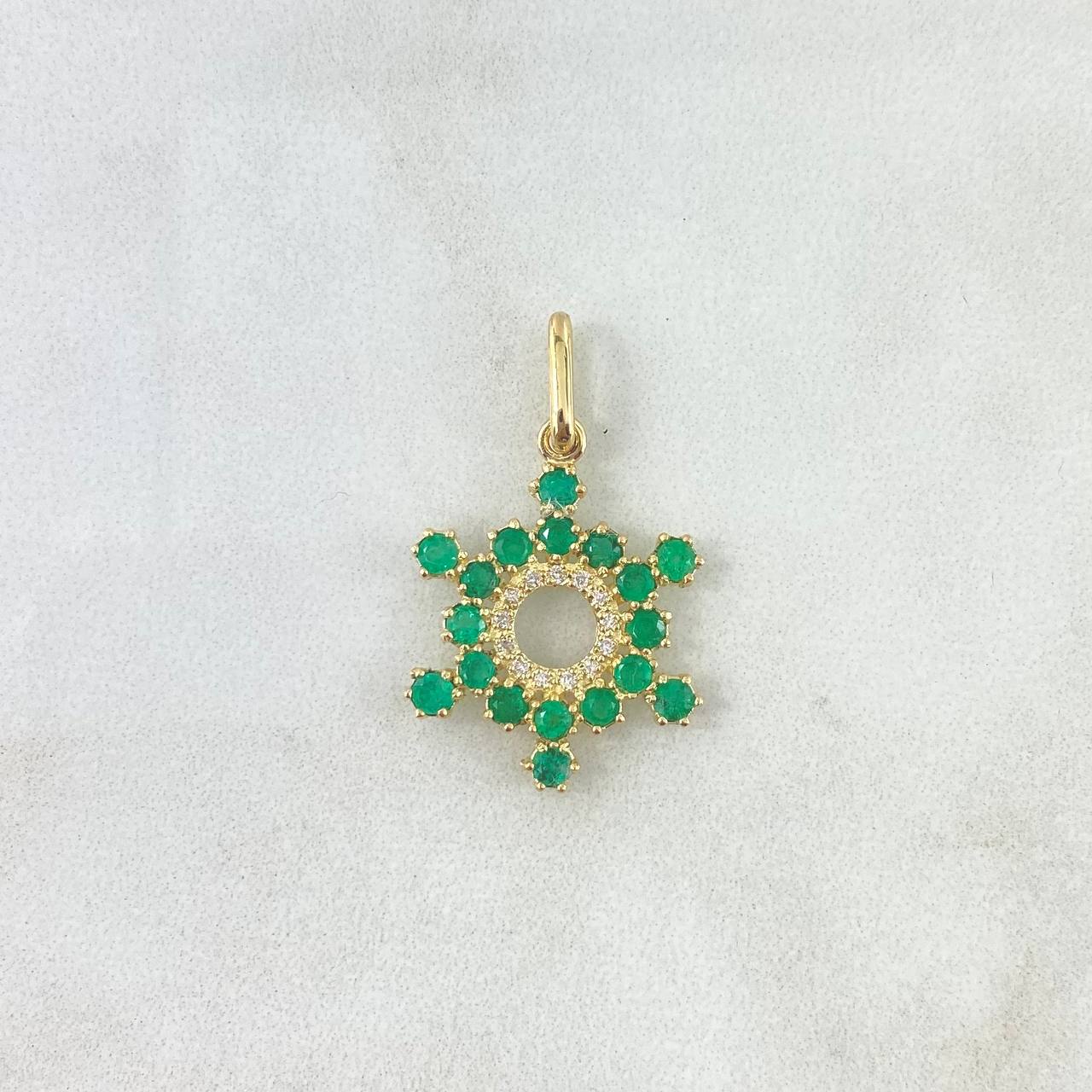 Dije Aro Estrellado 2.55gr / 2.9cm / Esmeraldas 84 pts - Diamantes Blancos 20 pts Oro Amarillo (Joya) ©