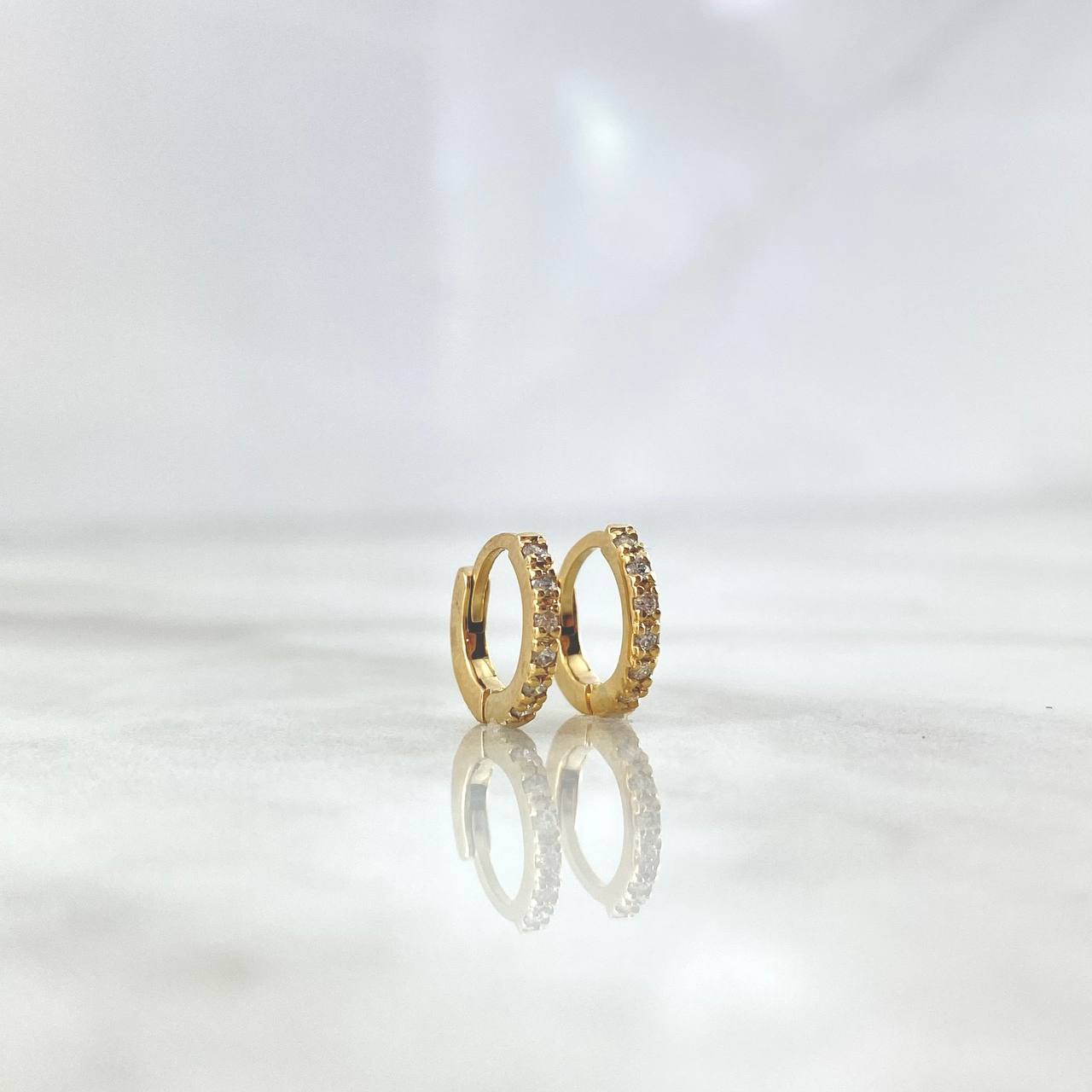 Candongas Ovalo 1.4gr / 1.1cm / Diamantes Blancos 20 pts Oro Amarillo (Joya) ©