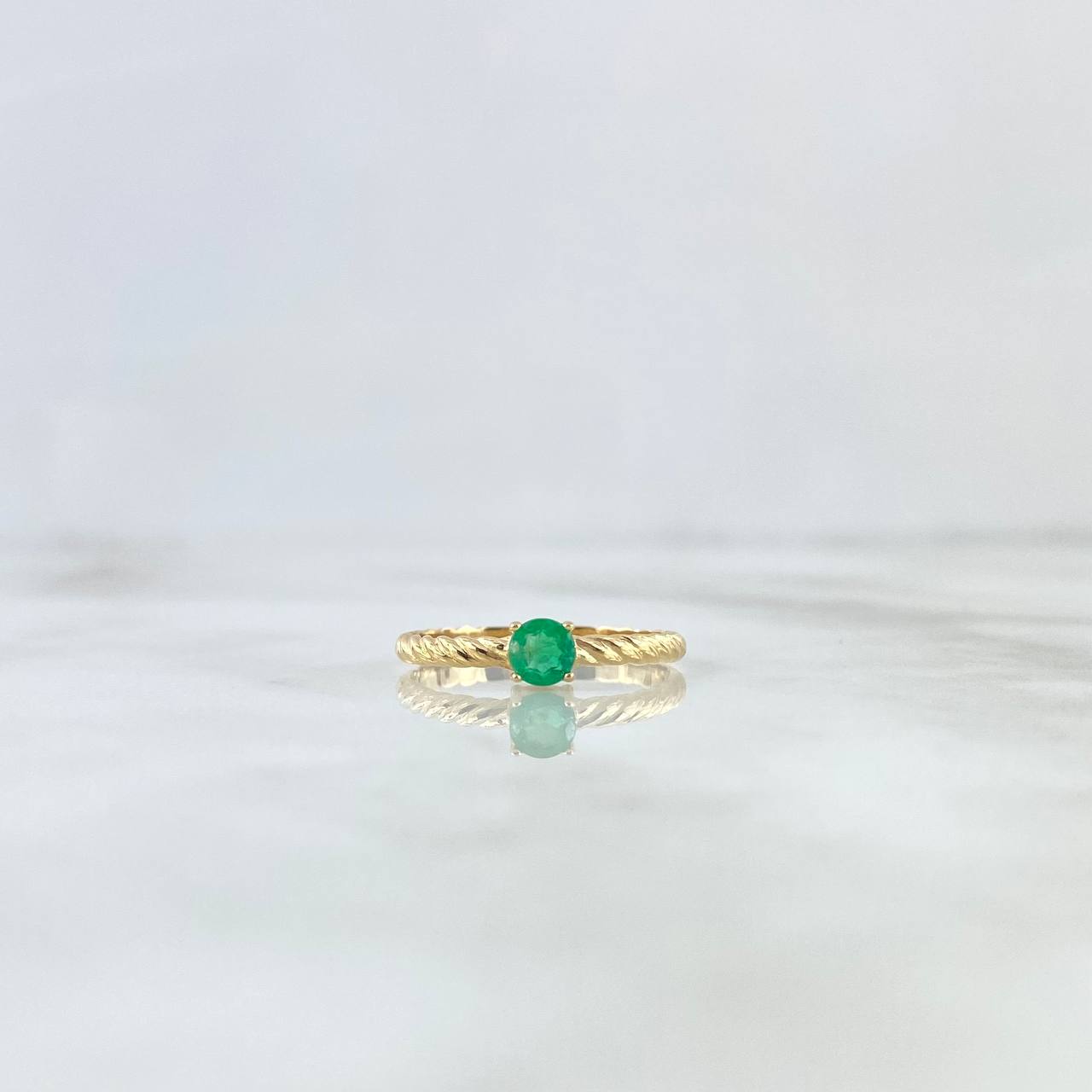 Anillo Solitario Aro Trenzado 1.7gr / T7 1/4 / Esmeralda 29 Puntos Oro Amarillo (Joya)