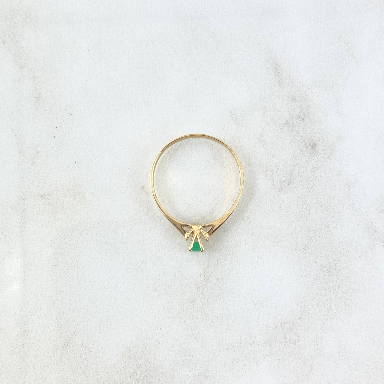 Anillo Solitario Arco en V 1.5gr / T7 1/2 / Esmeralda 11pts Oro Amarillo (Joya)