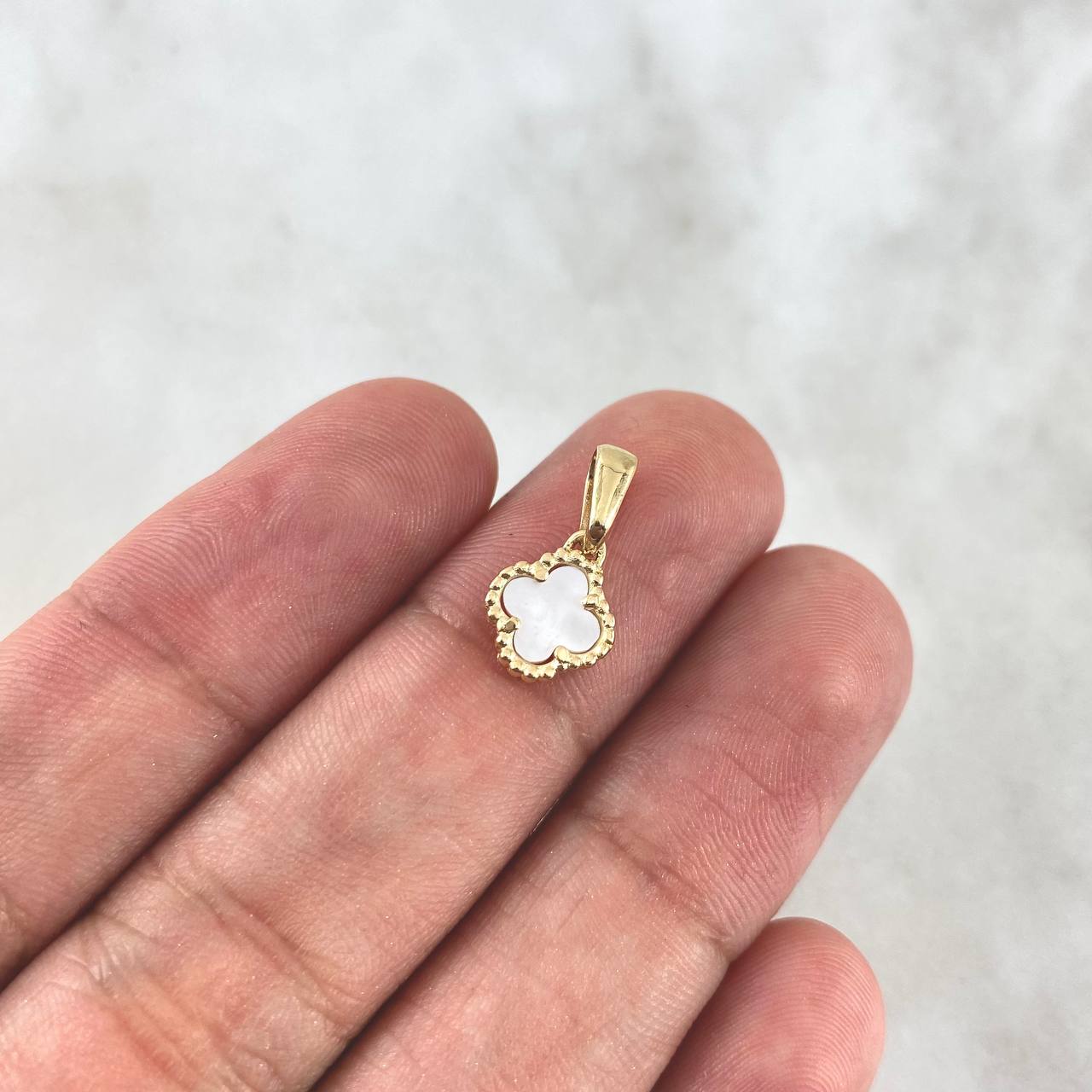 Dije Trébol VCyA 0.9gr / 1.5cm / 7mm Nacar Blanco Punteado Oro Amarillo Nac.Esp. ©