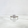 Anillo Flor Churumbela 3.25gr / T7 1/4 / Circones Blancos Oro Blanco