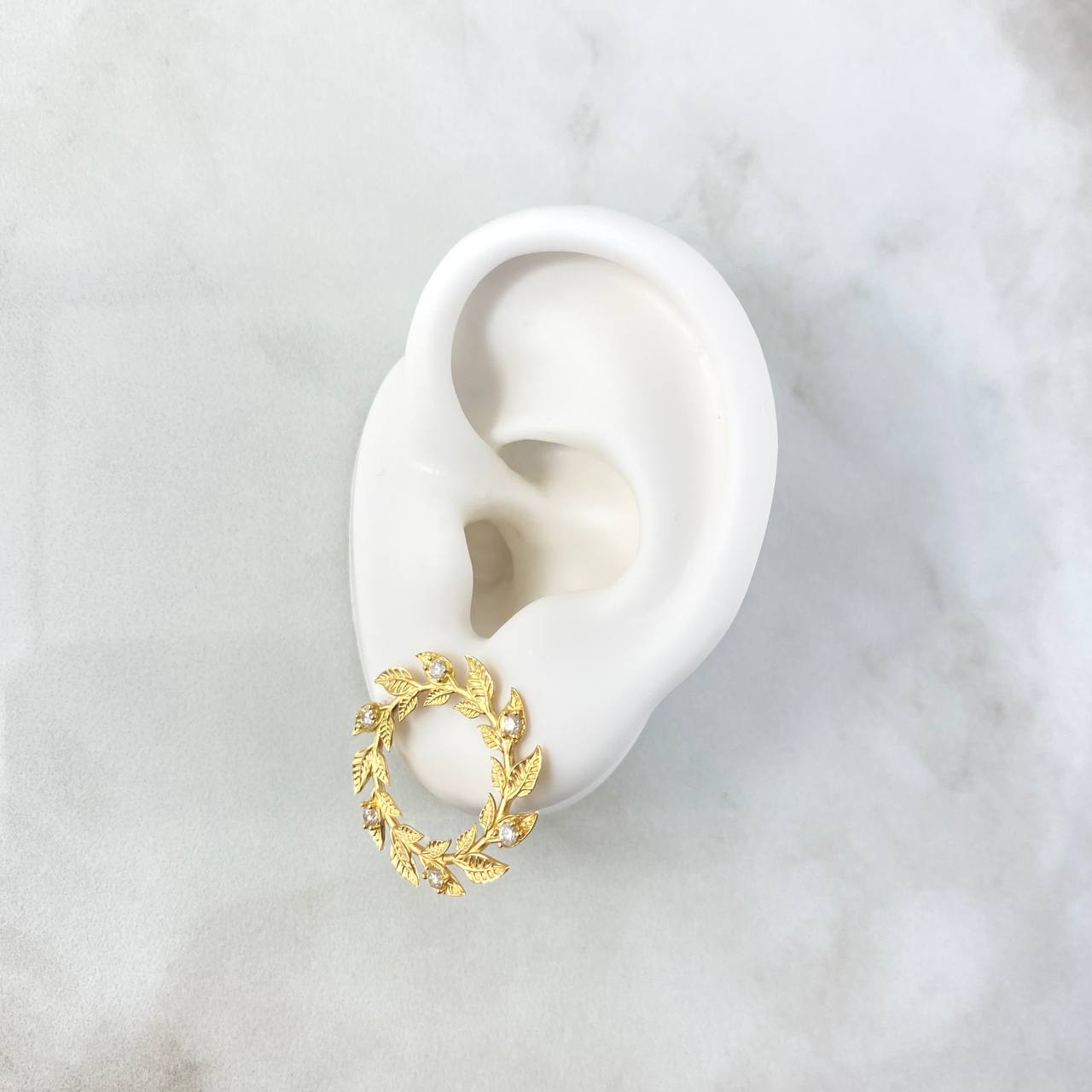 Topos Corona de Laurel 4.9gr / 2.3cm / Circones Blancos - Broche Mariposa Oro Amarillo