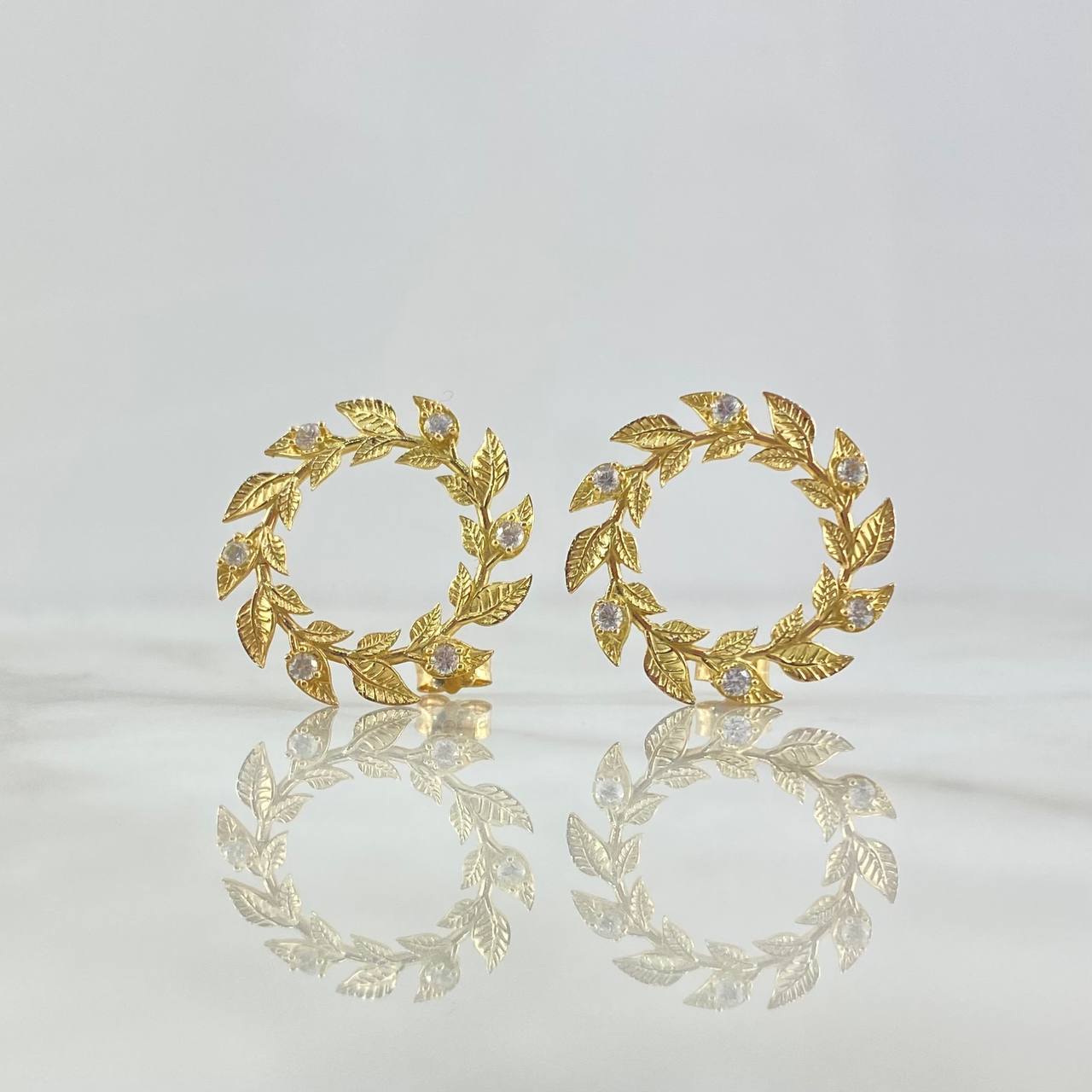 Topos Corona de Laurel 4.9gr / 2.3cm / Circones Blancos - Broche Mariposa Oro Amarillo