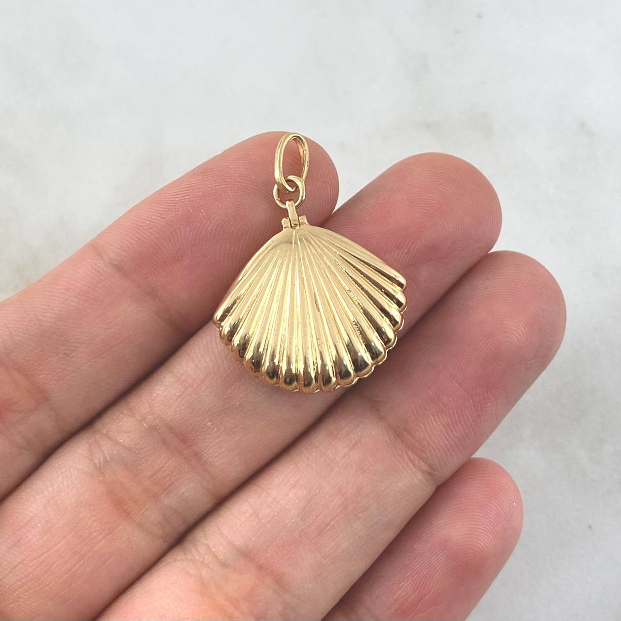 Dije Concha 5.45gr / 2.8cm / (Tipo Relicario) Oro Amarillo