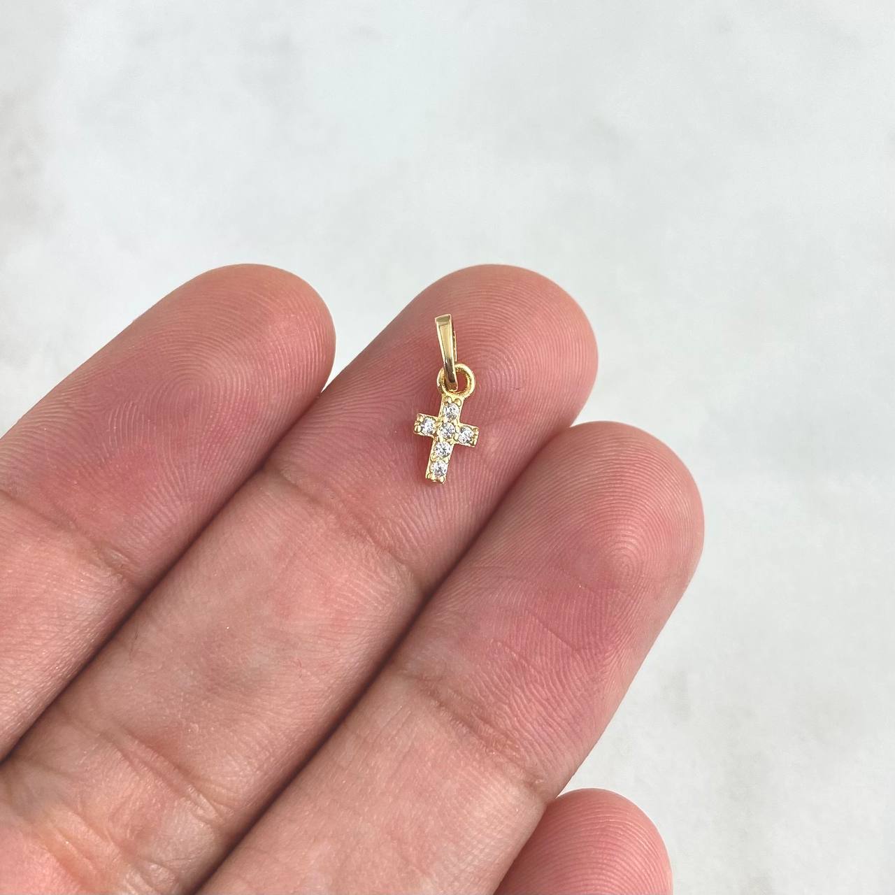 Dije Cruz 0.55gr / 2cm / Circones Blancos Oro Amarillo 18K