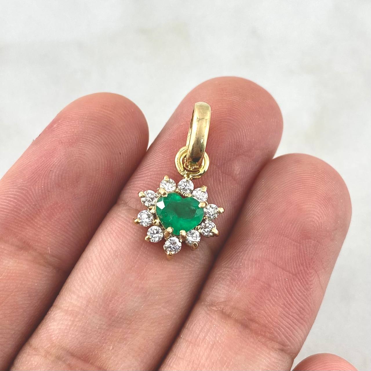Dije Flor Corazón 2.1gr / 1.8cm-Esmeralda 45pts - Circones Blancos Oro Amarillo (Joya) *