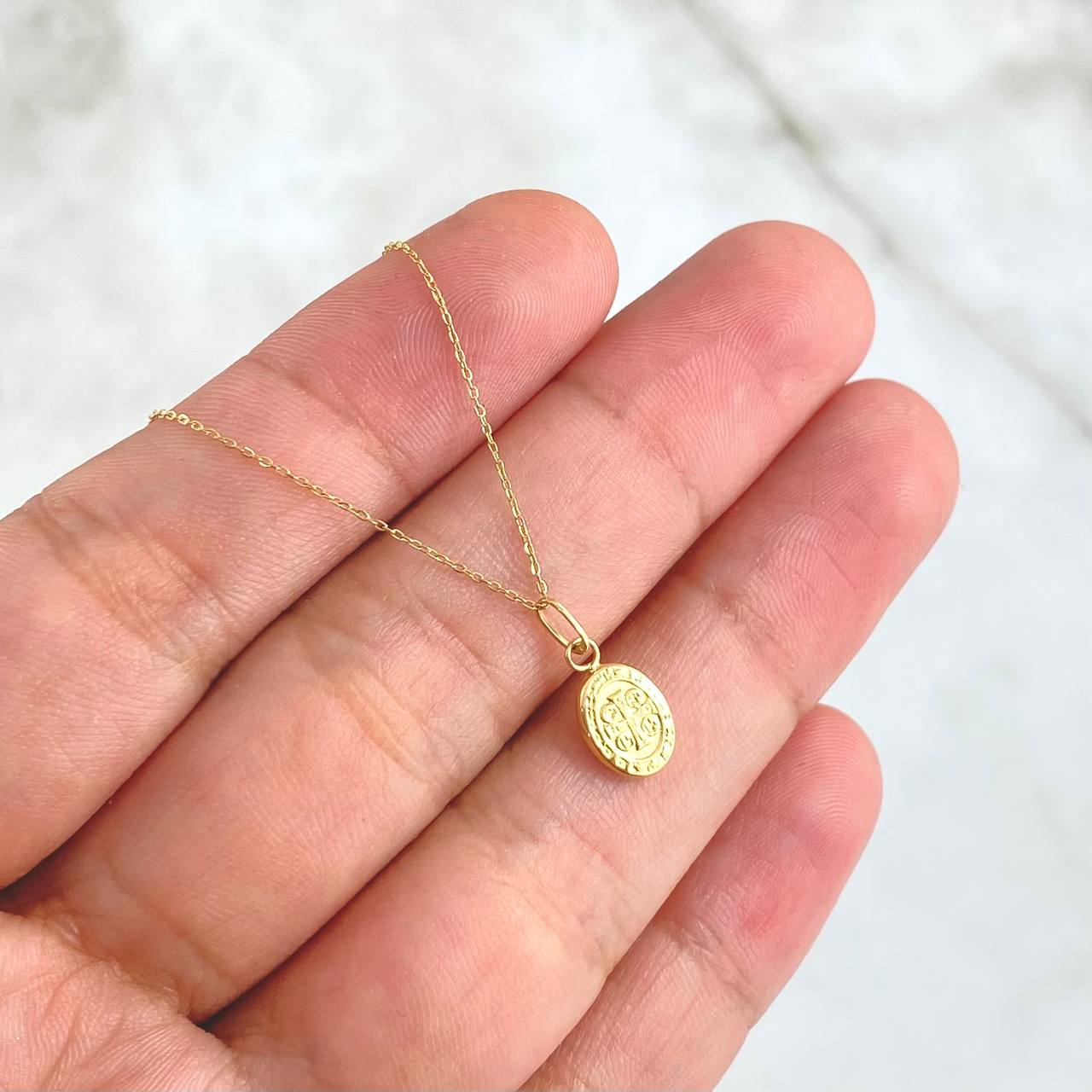 Cadena Aro Seguido 0.5gr / 40cm / 0.5mm + Dije San Benito - Ovalado 0.3gr / 1.4cm Oro Amarillo (Oferta)