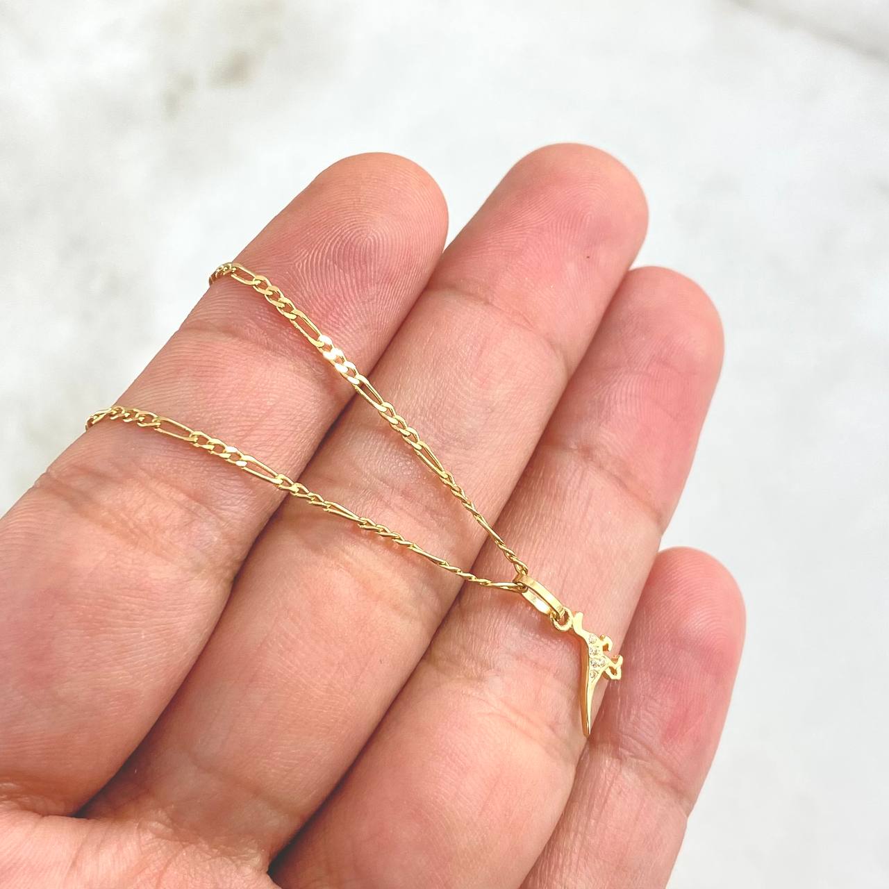 Cadena Figaro 2.55gr / 45cm / 1.5mm + Dije Dinosaurio - Circones Blancos 0.25gr / 1.2cm Oro Amarillo (Oferta)