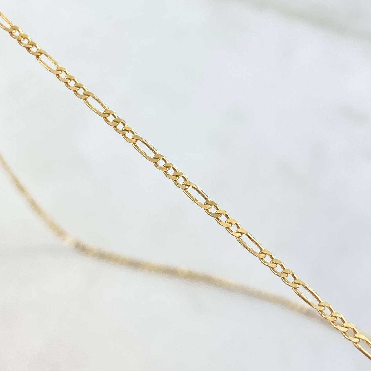 Cadena Figaro 2.55gr / 45cm / 1.5mm + Dije Dinosaurio - Circones Blancos 0.25gr / 1.2cm Oro Amarillo (Oferta)