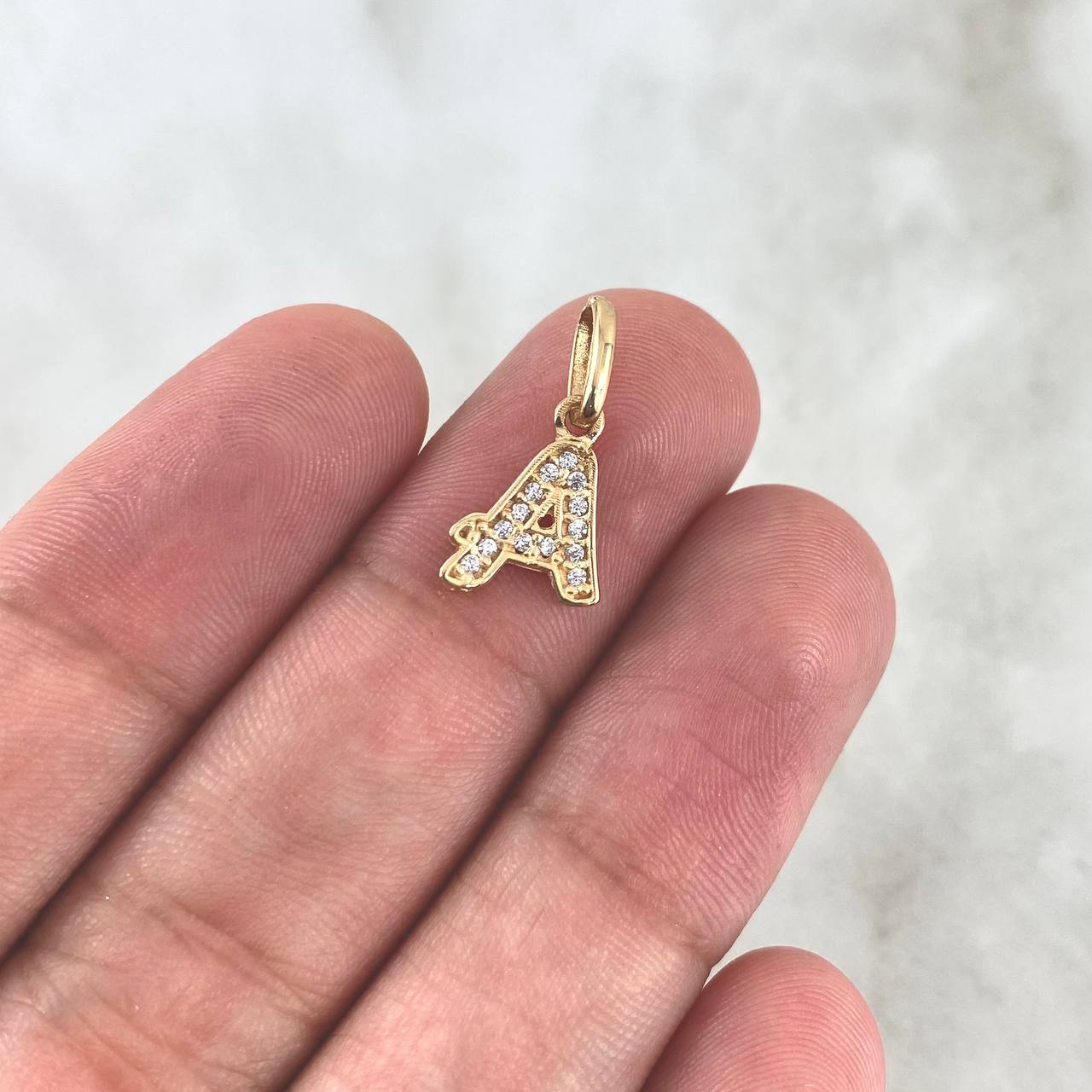 Dije Letra A Cursiva 0.7gr / 1.7cm / Circones Blancos Oro Amarillo