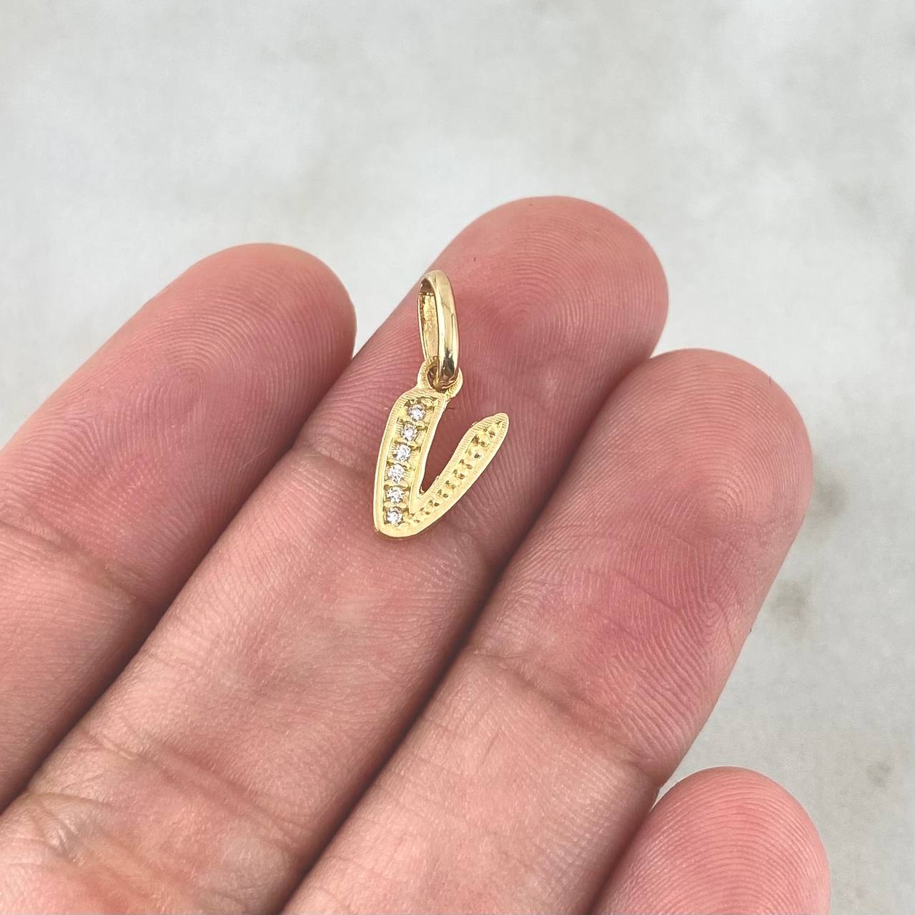 Dije Letra V Cursiva 0.75gr / 1.7cm / Circones Blancos Oro Amarillo