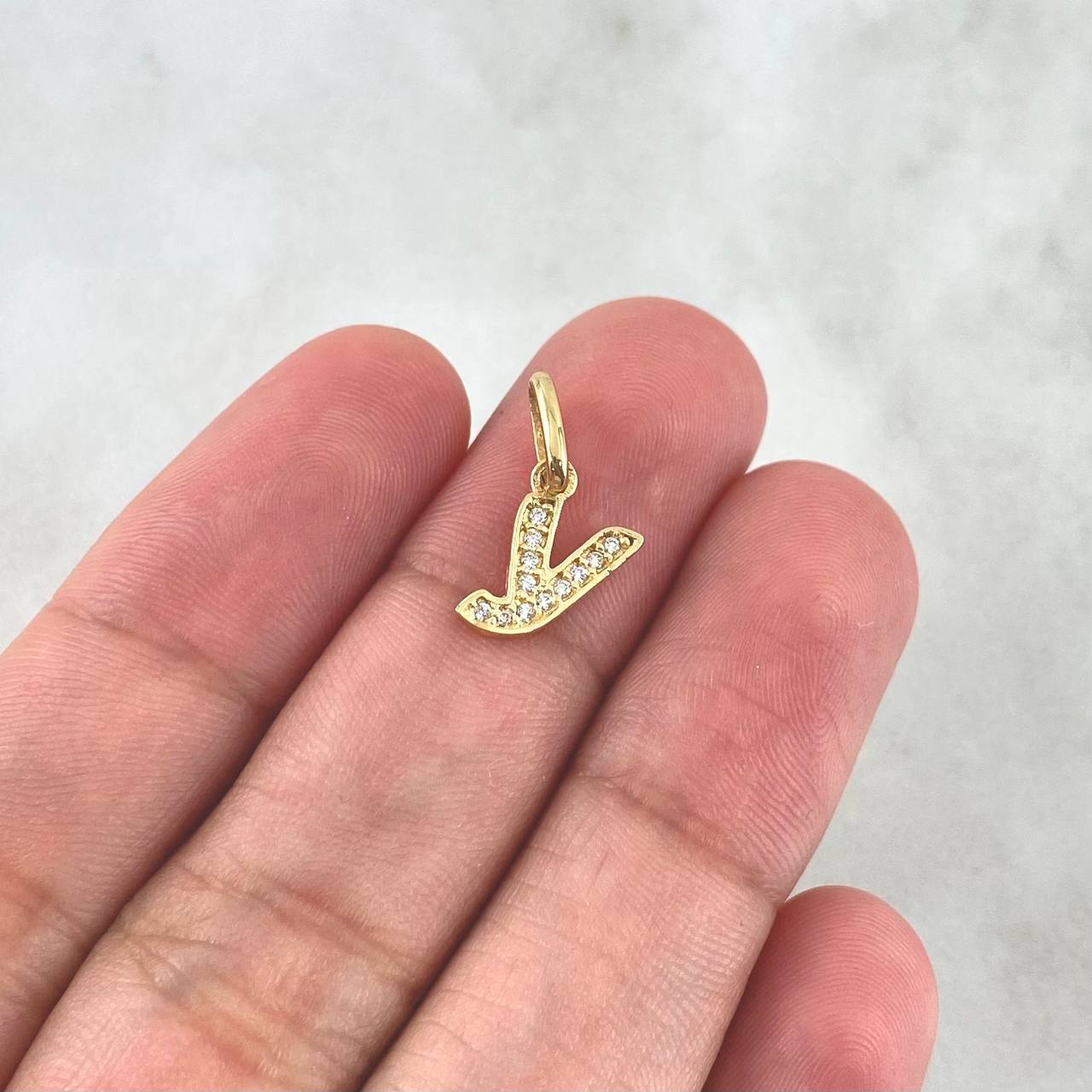 Dije Letra Y Silueta 0.6gr / 1.6cm / Circones Blancos Oro Amarillo 18K