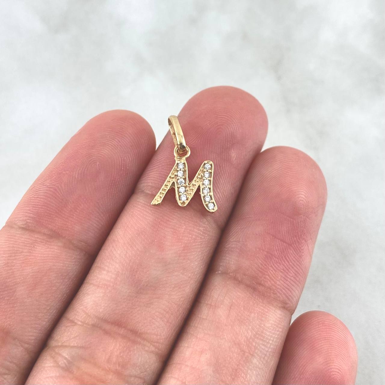 Dije Letra M Cursiva 0.55gr / 1.6cm / Circones Blancos Oro Amarillo