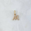 Dije Letra M Silueta 0.55gr / 1.5cm / Circones Blancos Oro Amarillo 18K ©