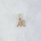 Dije Letra M Silueta 0.55gr / 1.5cm / Circones Blancos Oro Amarillo 18K ©