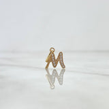 Dije Letra M Silueta 0.55gr / 1.5cm / Circones Blancos Oro Amarillo 18K ©