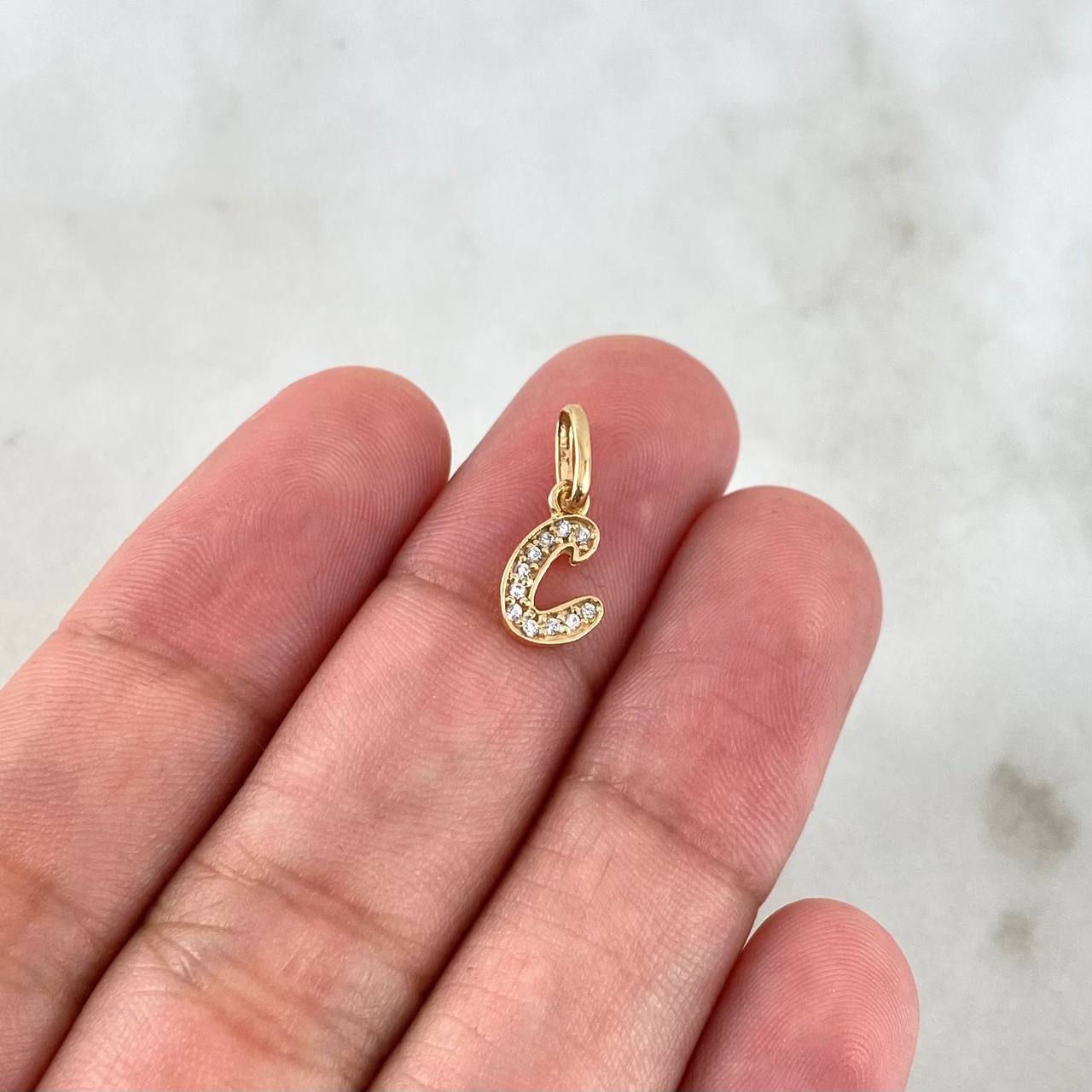 Dije Letra C Silueta 0.55gr / 2.1cm / Circones Blancos Oro Amarillo 18K *