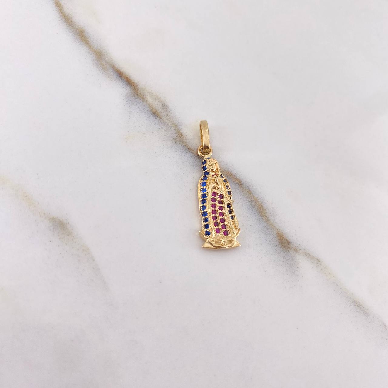 Dije Virgen de Guadalupe 1.75gr / 2.7cm / Circones Azules Fucsias Oro Amarillo $