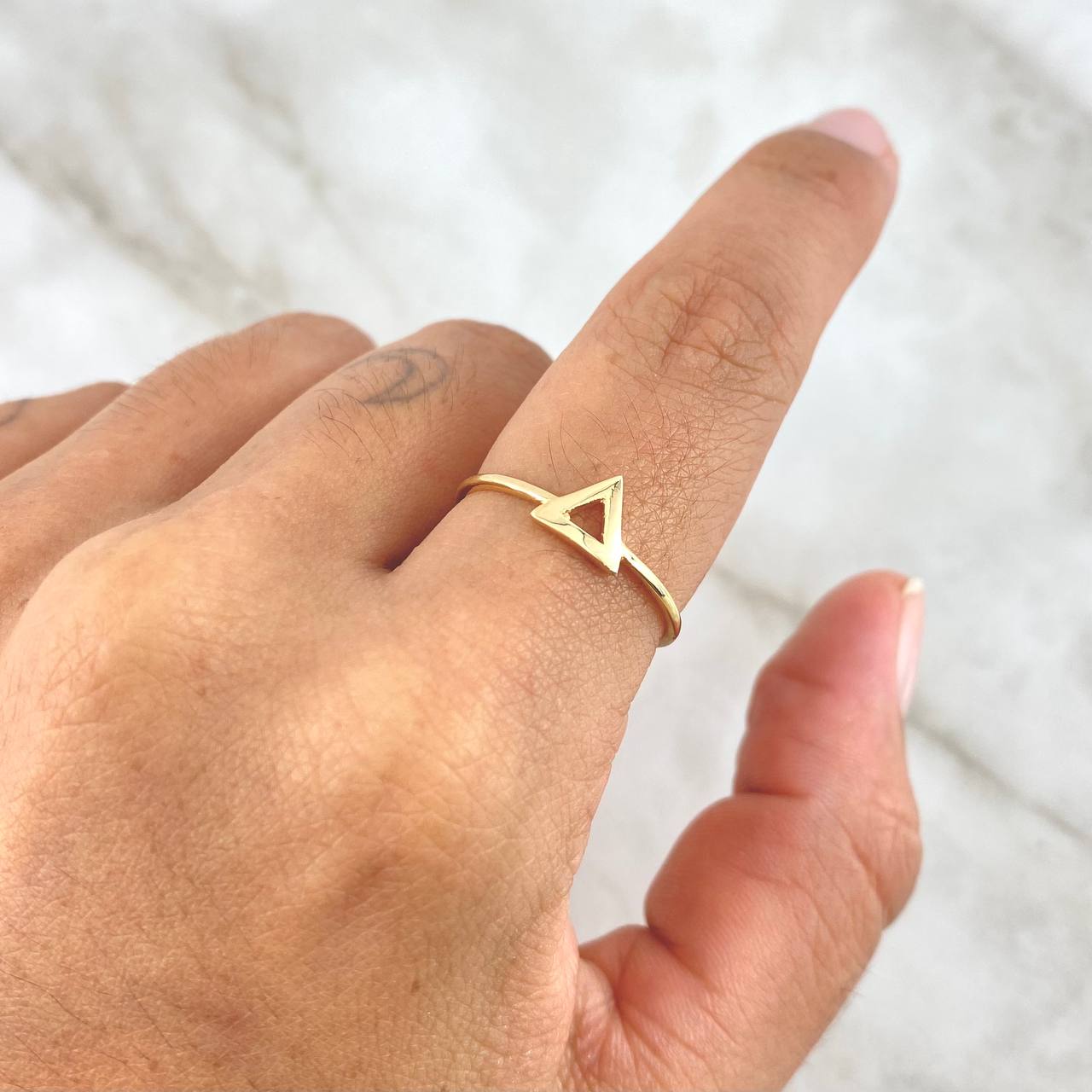 Anillo Silueta Triangulo 1.1gr / T6 3/4 / Oro Amarillo