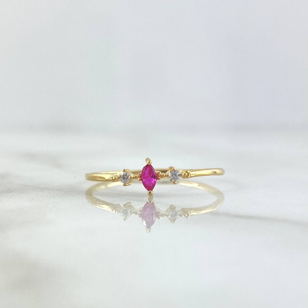 Anillo Solitario Marquesa  1gr / T8 1/4 / Circones Blancos Y Fucsia Oro Amarillo