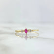 Anillo Solitario Marquesa  1gr / T8 1/4 / Circones Blancos Y Fucsia Oro Amarillo