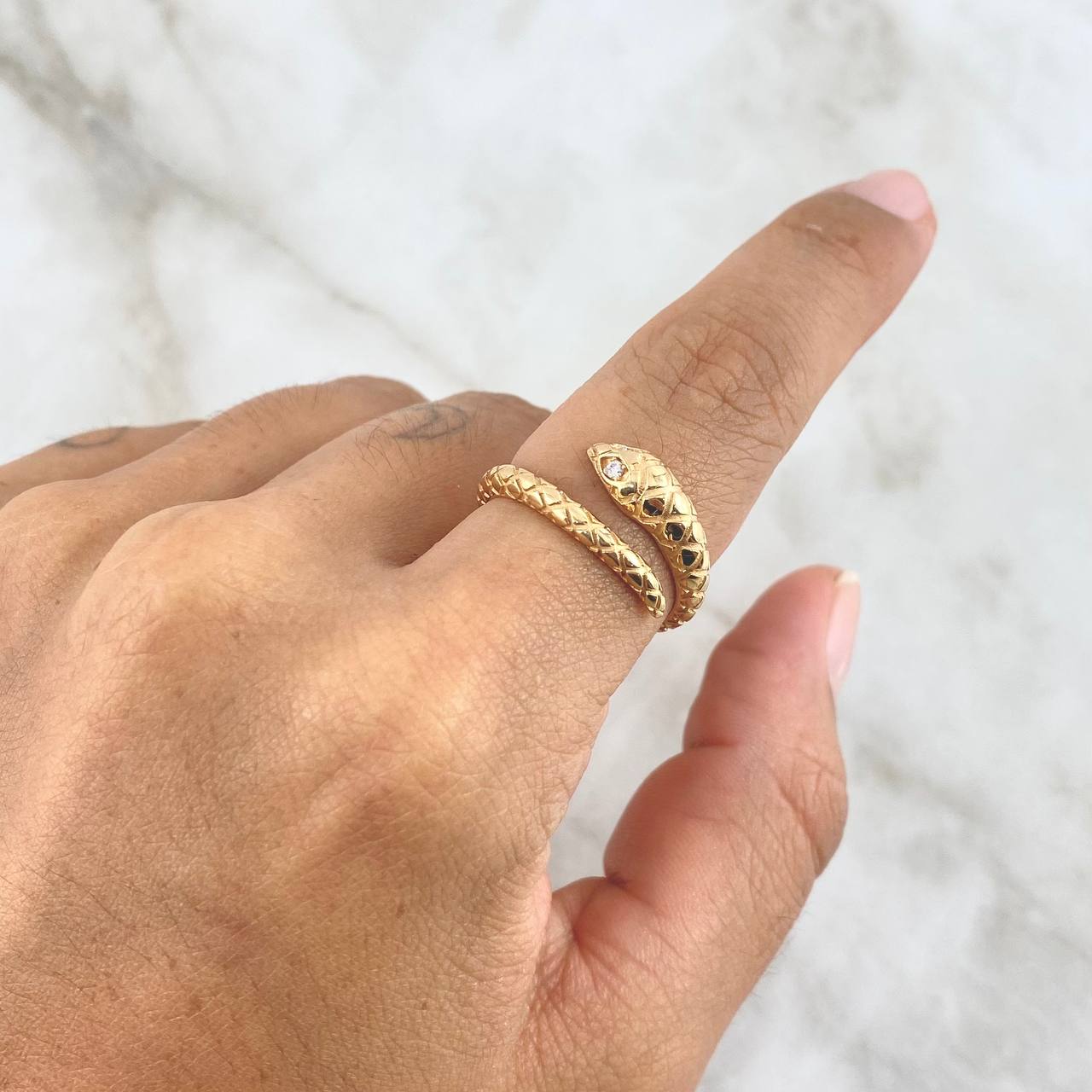 Anillo Serpiente Escamada 2.95gr / T7 1/4 / Circones Blancos Oro Amarillo