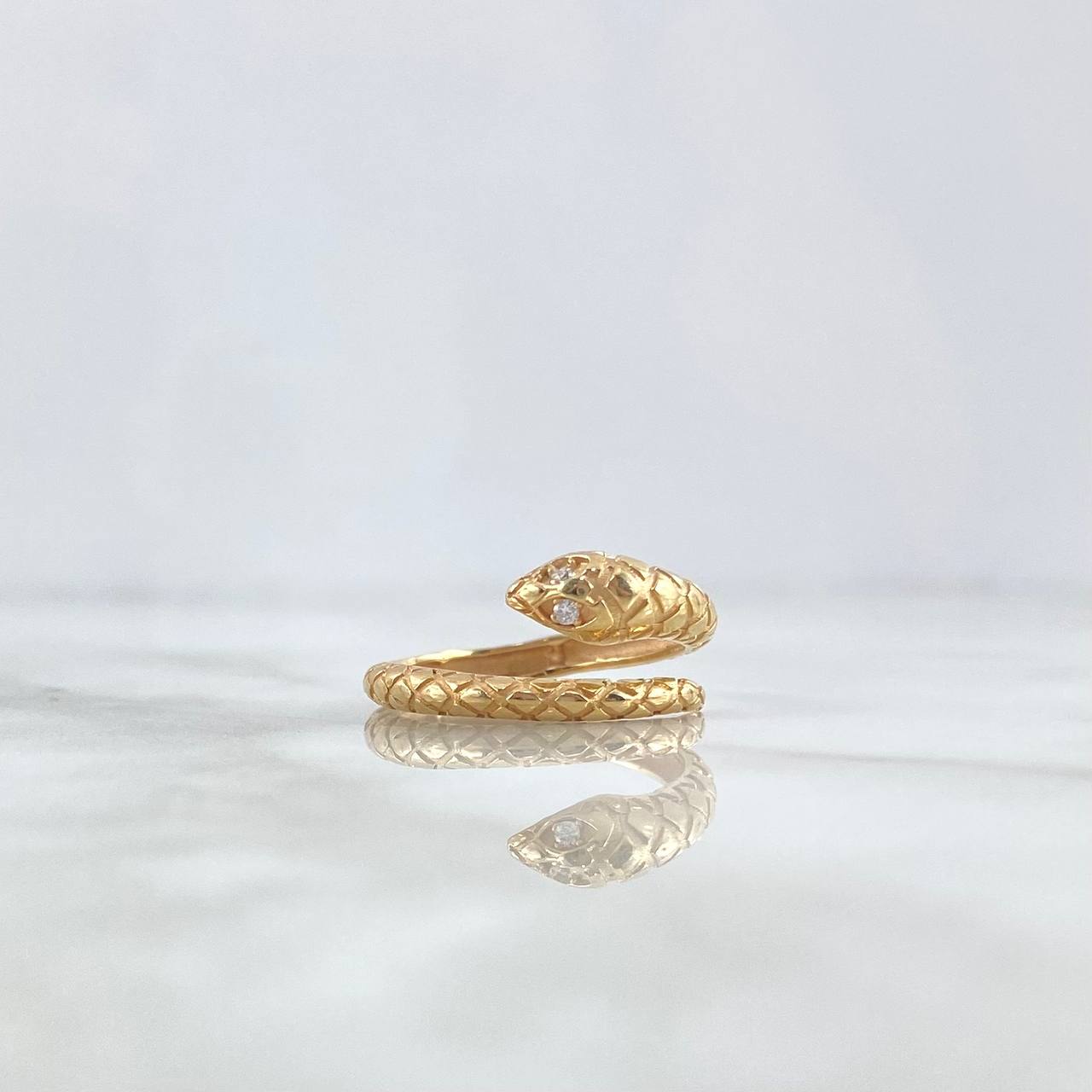 Anillo Serpiente Escamada 2.95gr / T7 1/4 / Circones Blancos Oro Amarillo