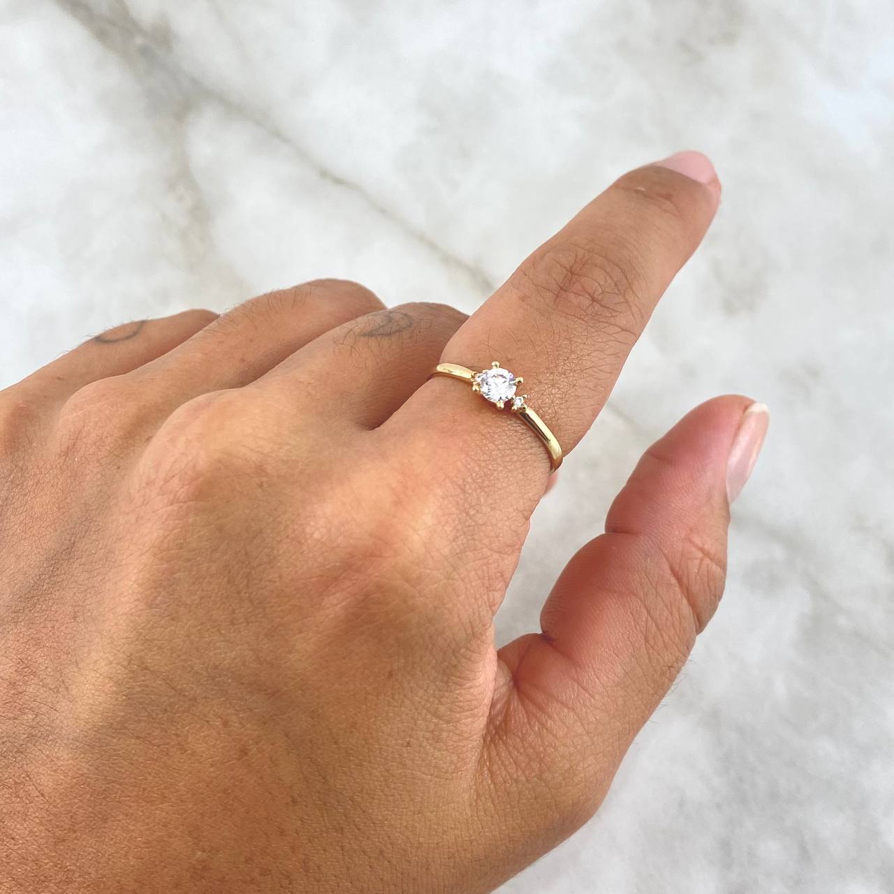 Anillo Solitario Coquette 1.4gr / T7 1/4 / Circones Blancos Oro Amarillo