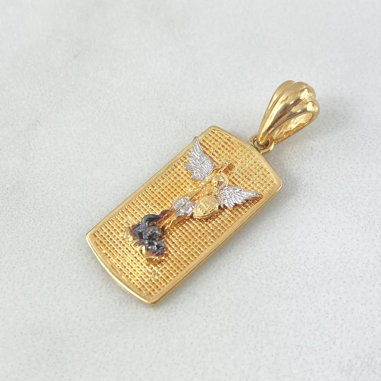 Dije Placa San Miguel Arcángel 4.85gr / 3.4cm / Dos Oros Amarillo Blanco ©