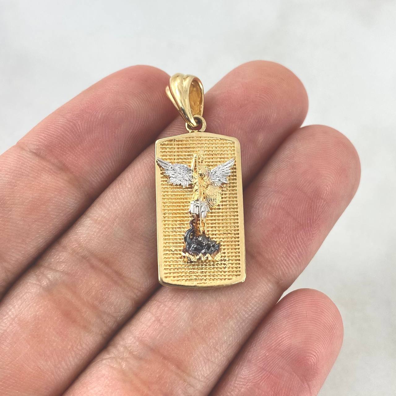 Dije Placa San Miguel Arcángel 4.85gr / 3.4cm / Dos Oros Amarillo Blanco ©