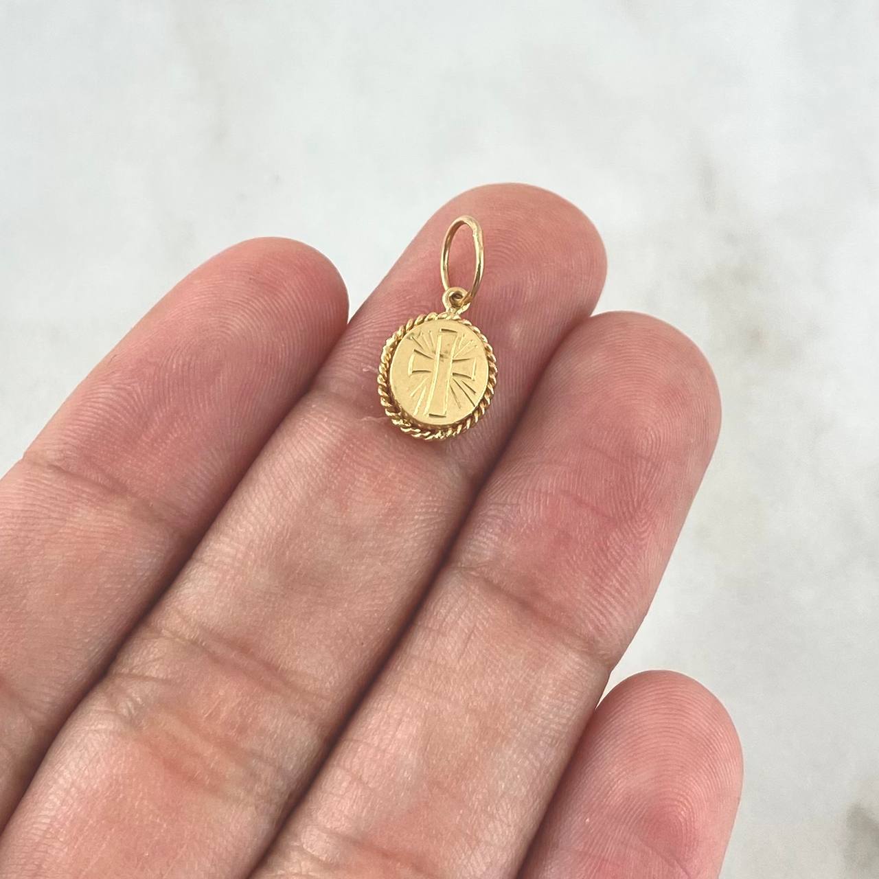 Dije Medalla Cruz 1.05gr / 1.6cm / Cordon Oro Amarillo