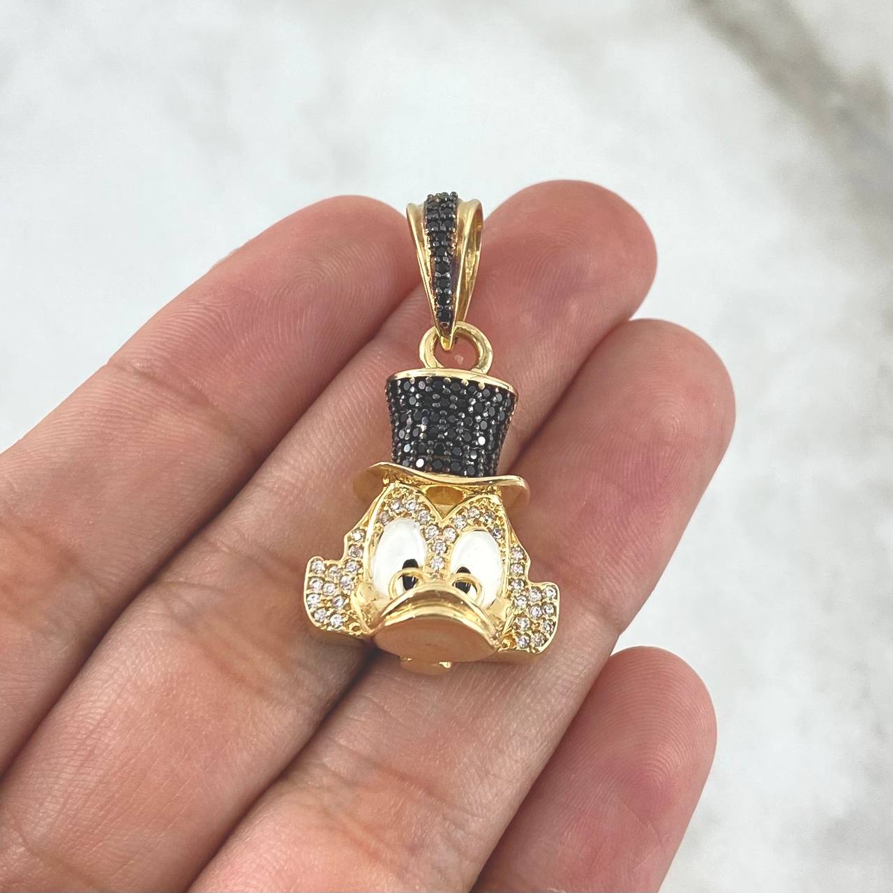 Dije Pato Millonario 4.7gr / 2.4cm / Circones Blancos-Negros Oro Amarillo 18K *