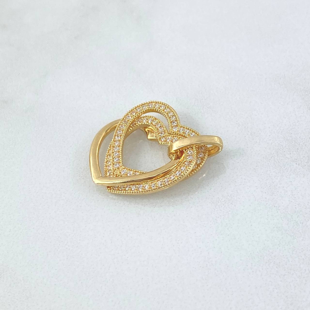 Dije Corazón Triple 3.35gr / 2.2cm / Circones Blancos Oro Amarillo ©