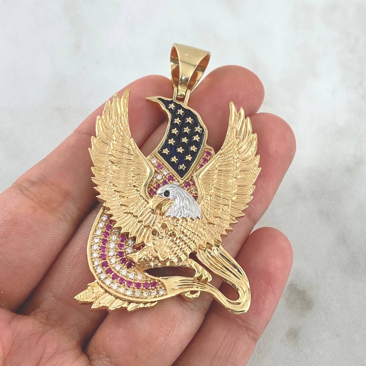 Dije Aguila Patriota Americana 30.8gr / 6.5cm / Circones Blancos Y Fucsias Dos Oros Amarillo Blanco ©