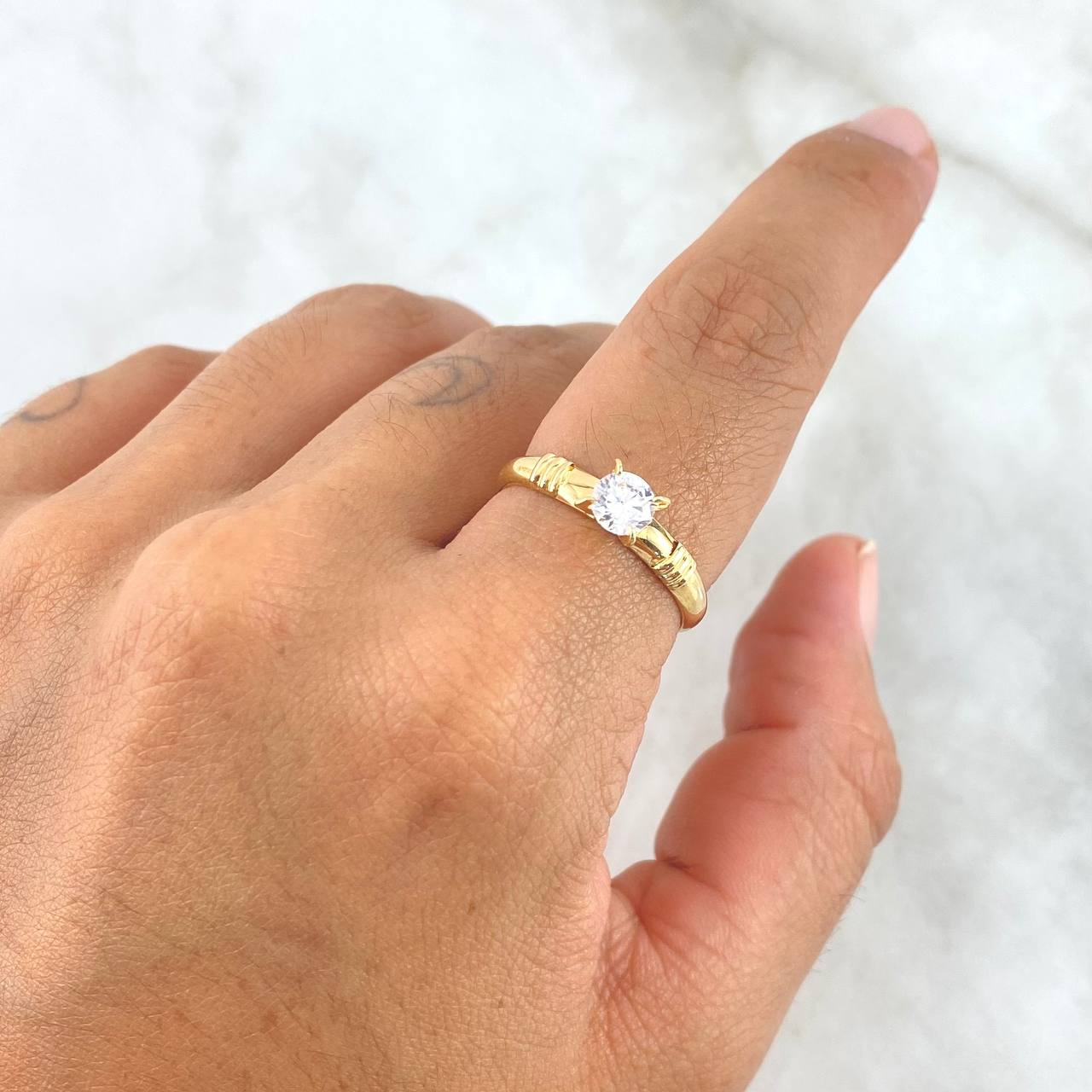 Anillo Solitario Abultado Rayado 1.5gr / T8 / Circon Blanco Oro Amarillo
