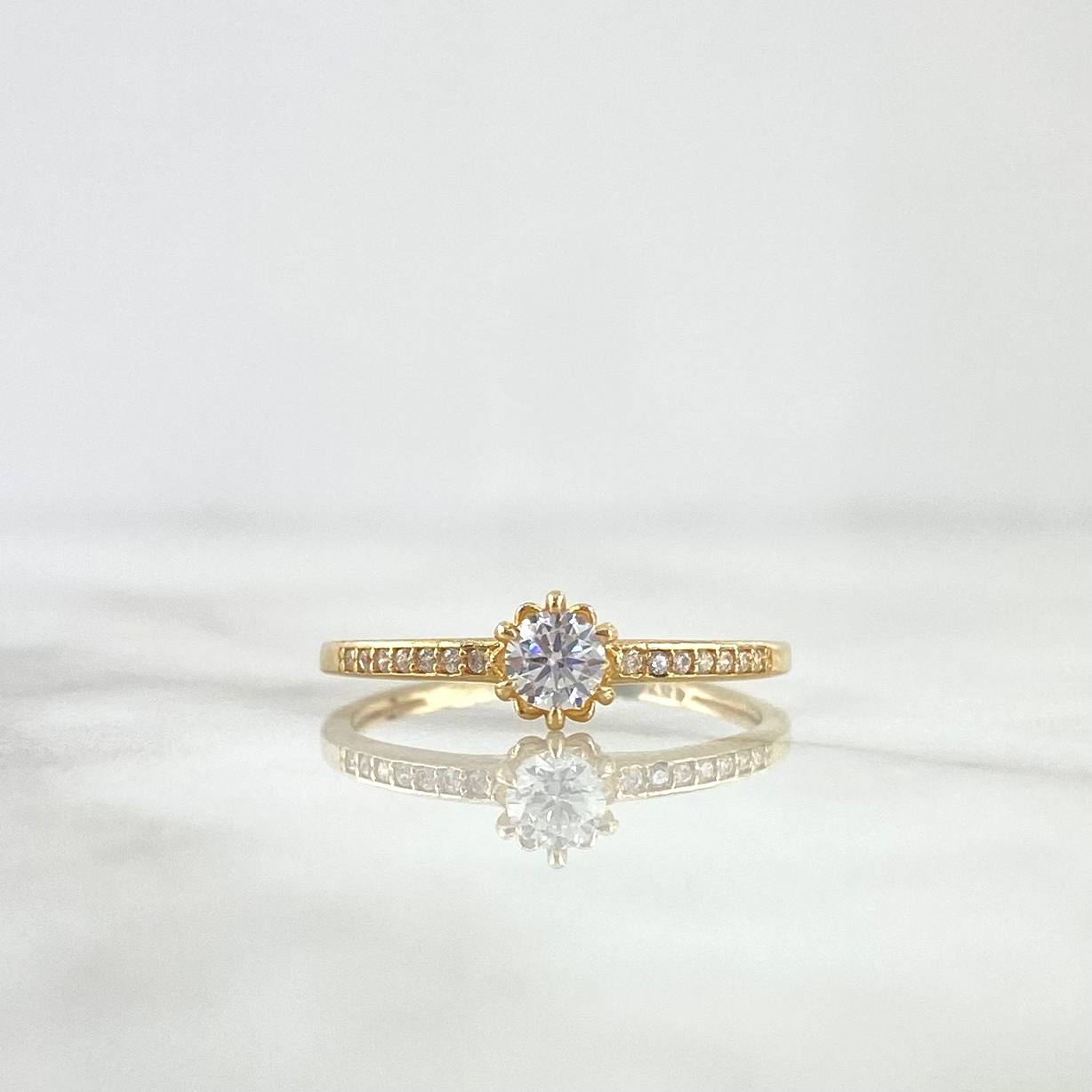 Anillo Solitario Churumbela En Flor 1.55gr / T4 3/4 / Circones Blancos Oro Amarillo