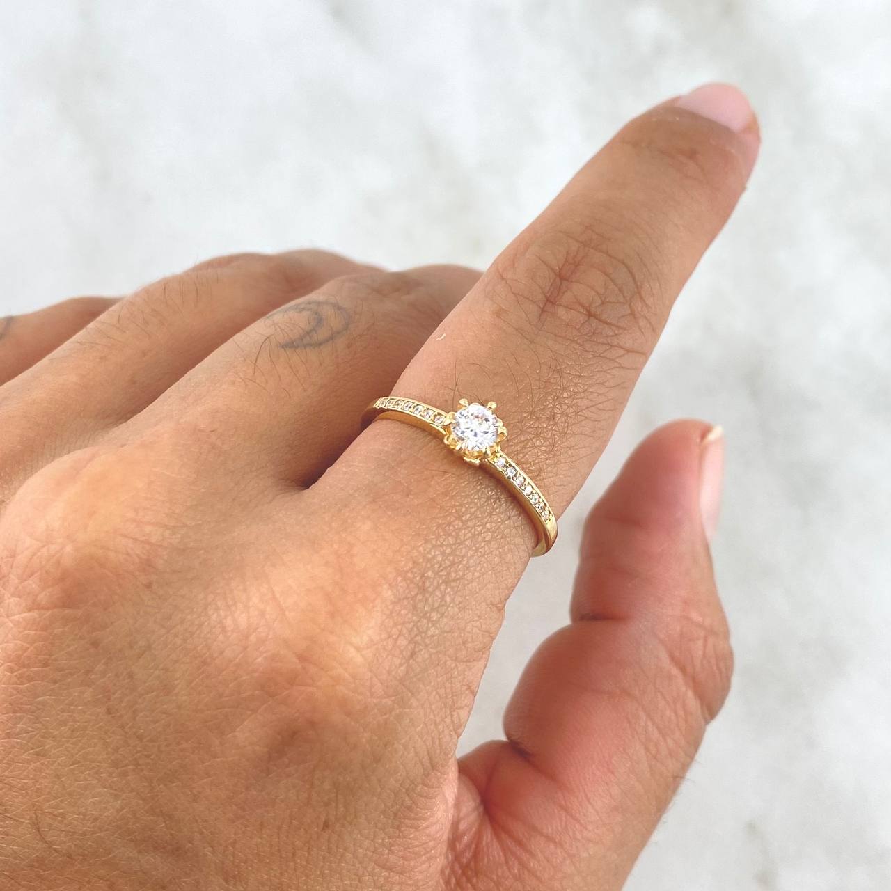 Anillo Solitario Churumbela En Flor 1.7gr / T7 / Circones Blancos Oro Amarillo