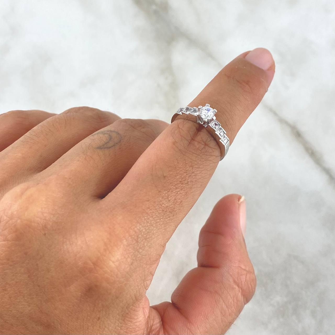 Anillo Solitario Escalonado 2.45gr / T5 / Circones Blancos Oro Blanco